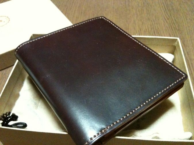[0039] GANZO shellCordovan ガンゾの２つ折り財布は多収納。