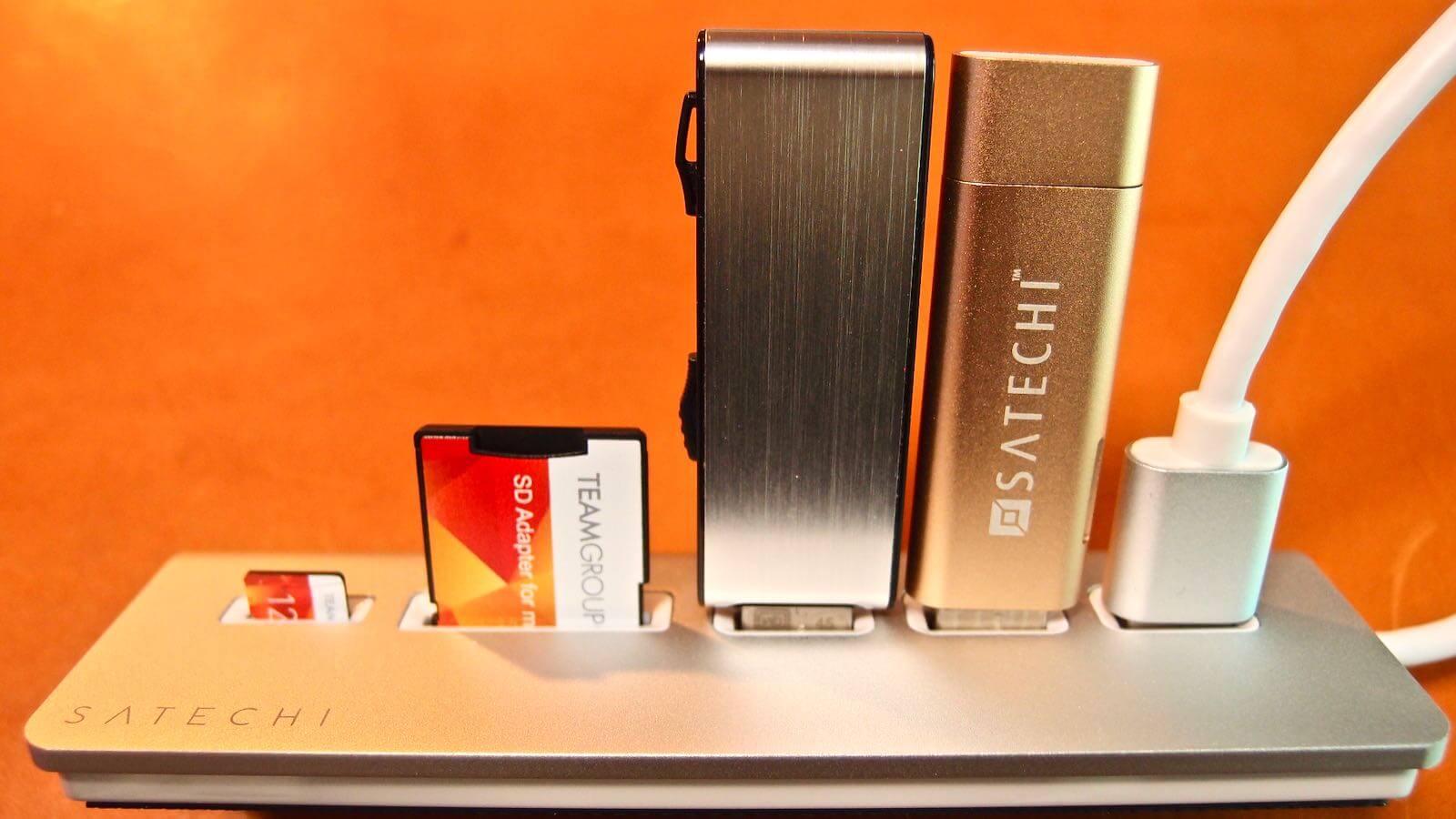 0174 Satechi Aluminum Hub USB 3 0 Card Reader 12