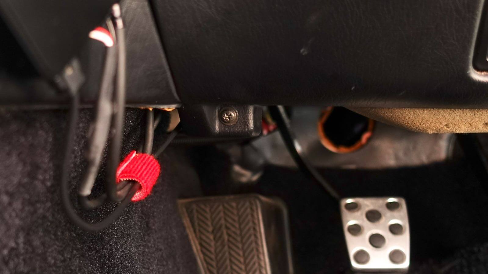 MR2 Steering bottom cover screw position