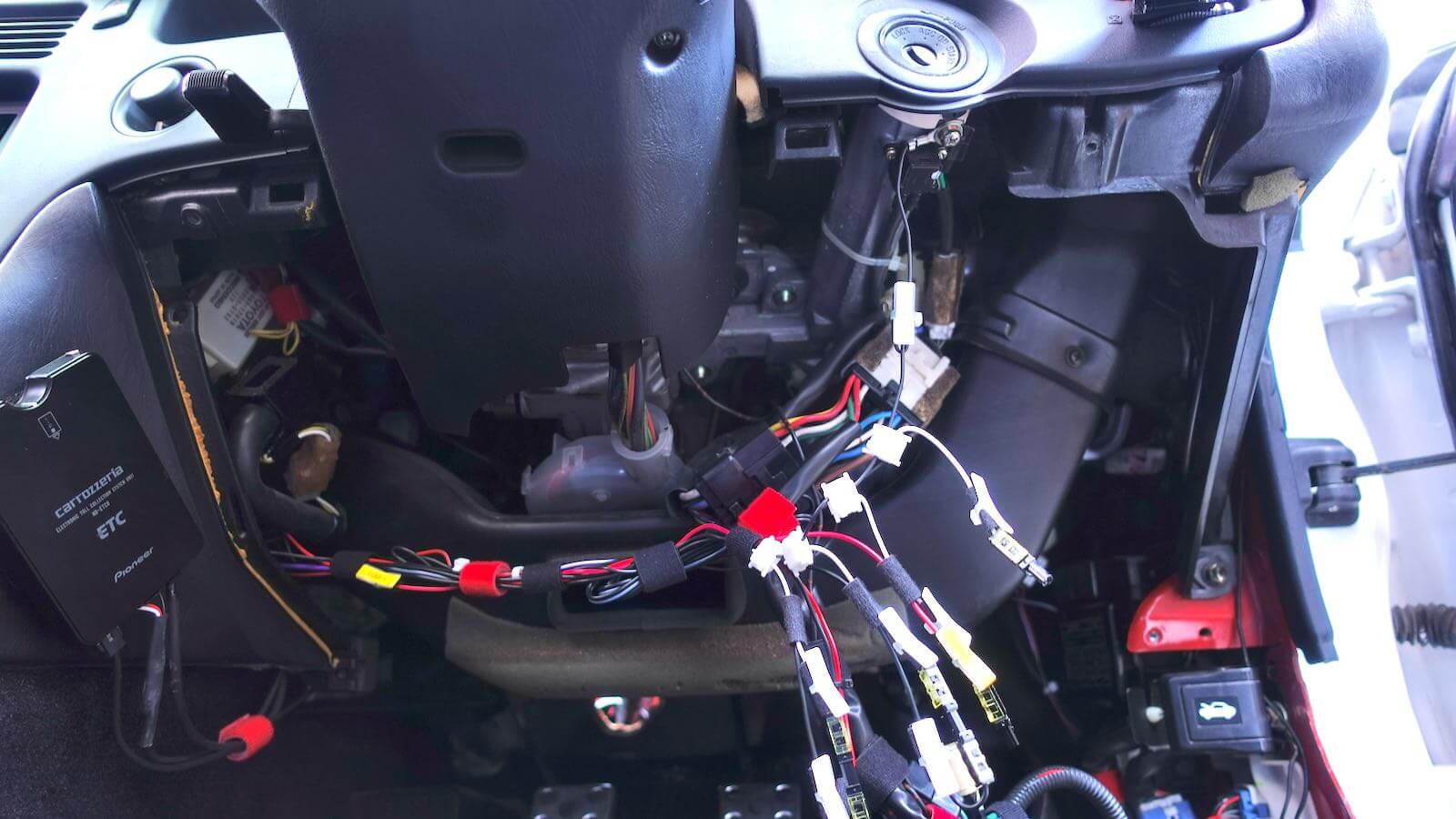 Crawl the wiring cable under the MR2 steering wheel