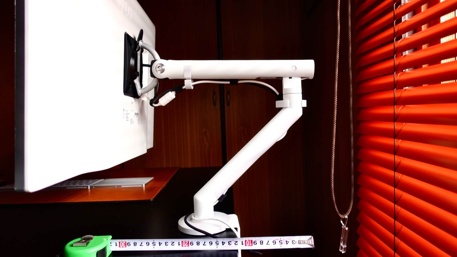 Herman Miller Flo Monitor Arm Arm
11.5 cm overhangs the table