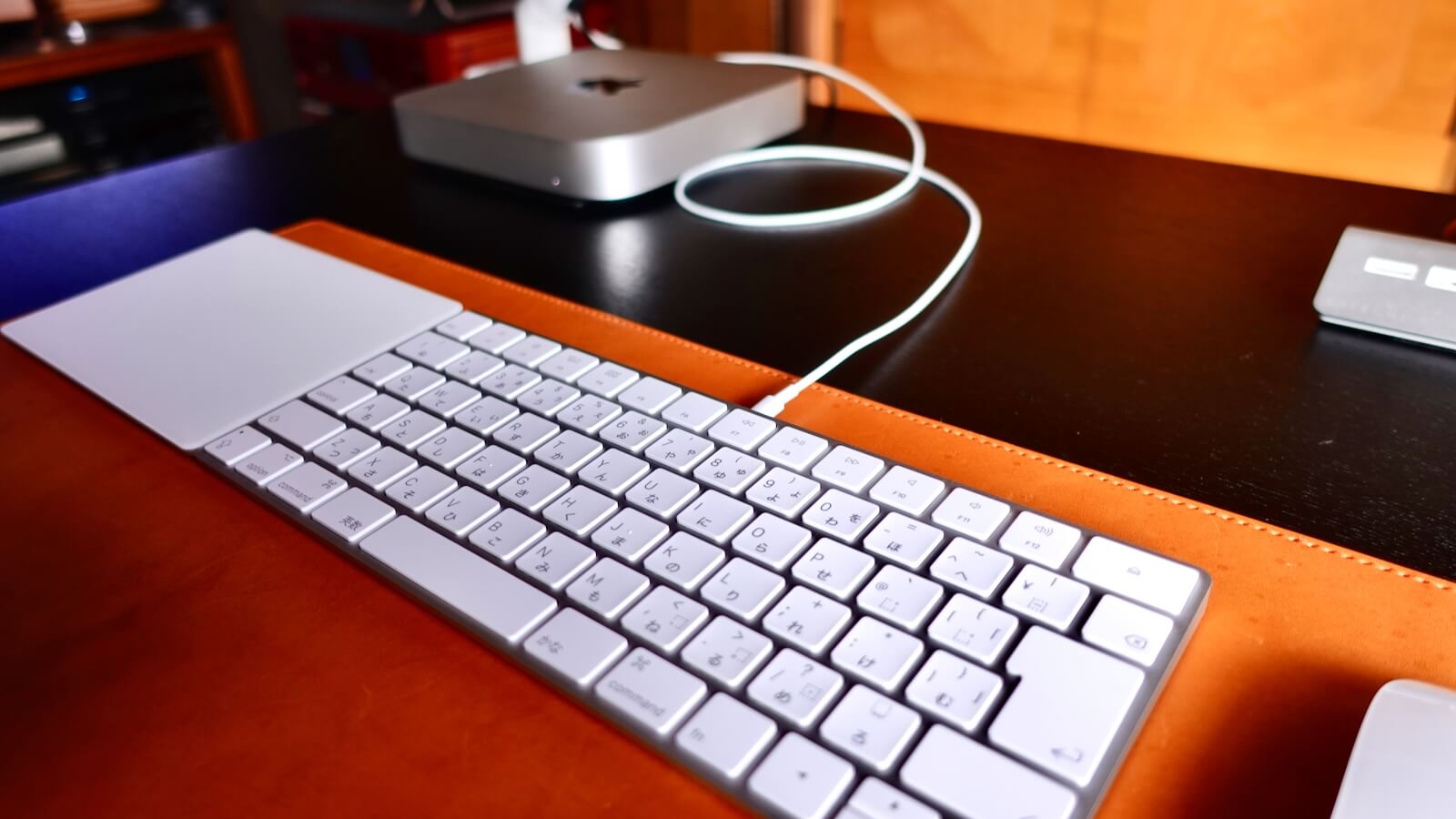 Mac mini M1 Magic Keyboard Lightning cable connection