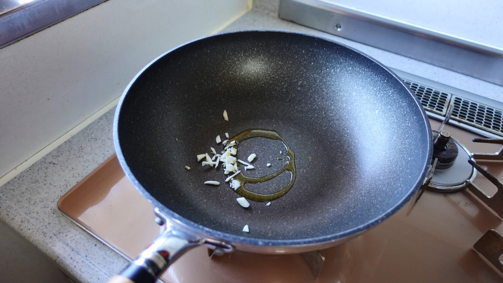 Katsuura Tantan Noodles Ezawa Recipe Fry garlic in a frying pan
