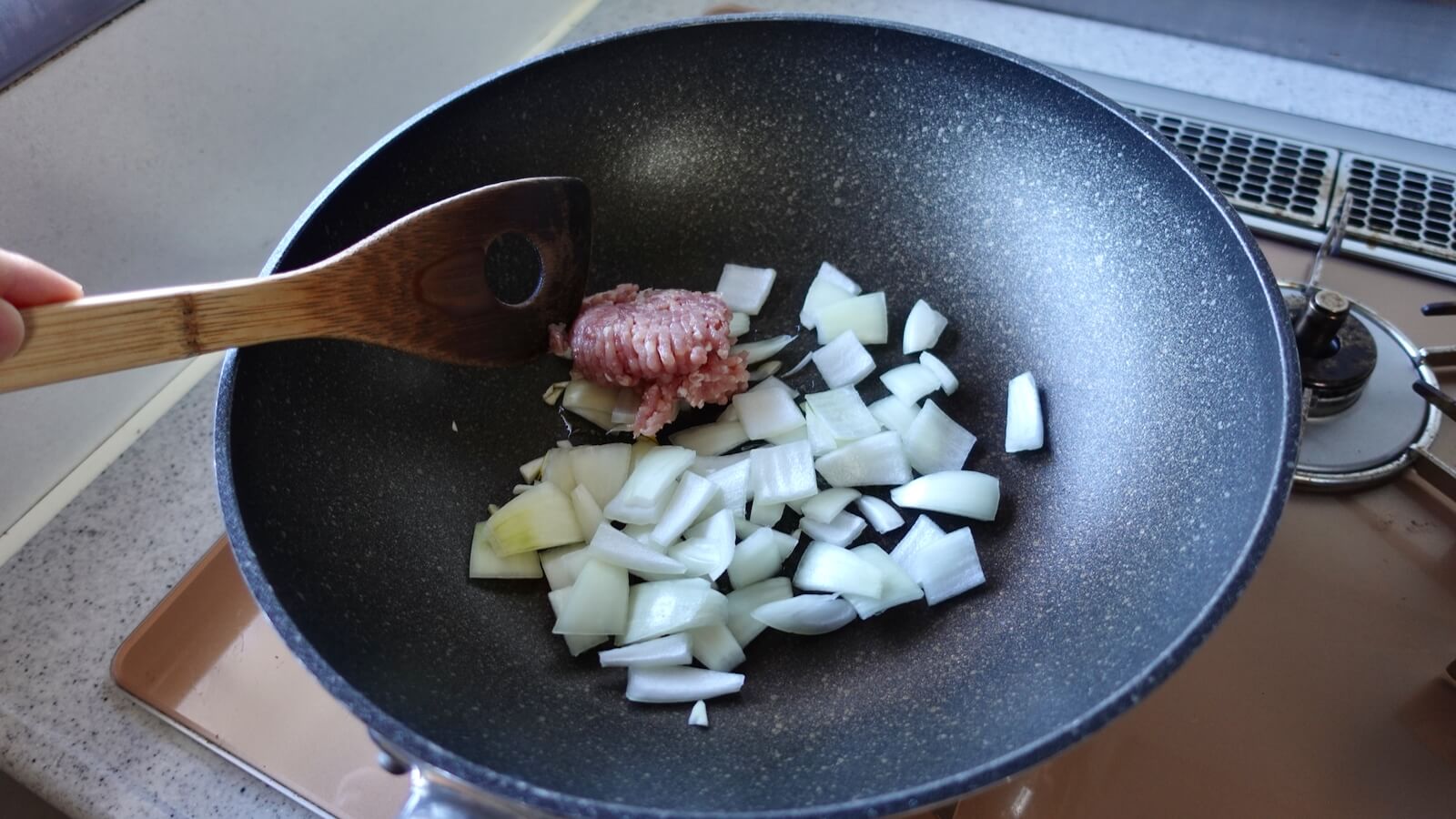 Katsuura Tantan Noodles Ezawa Recipe Put onions and minced meat in a frying pan