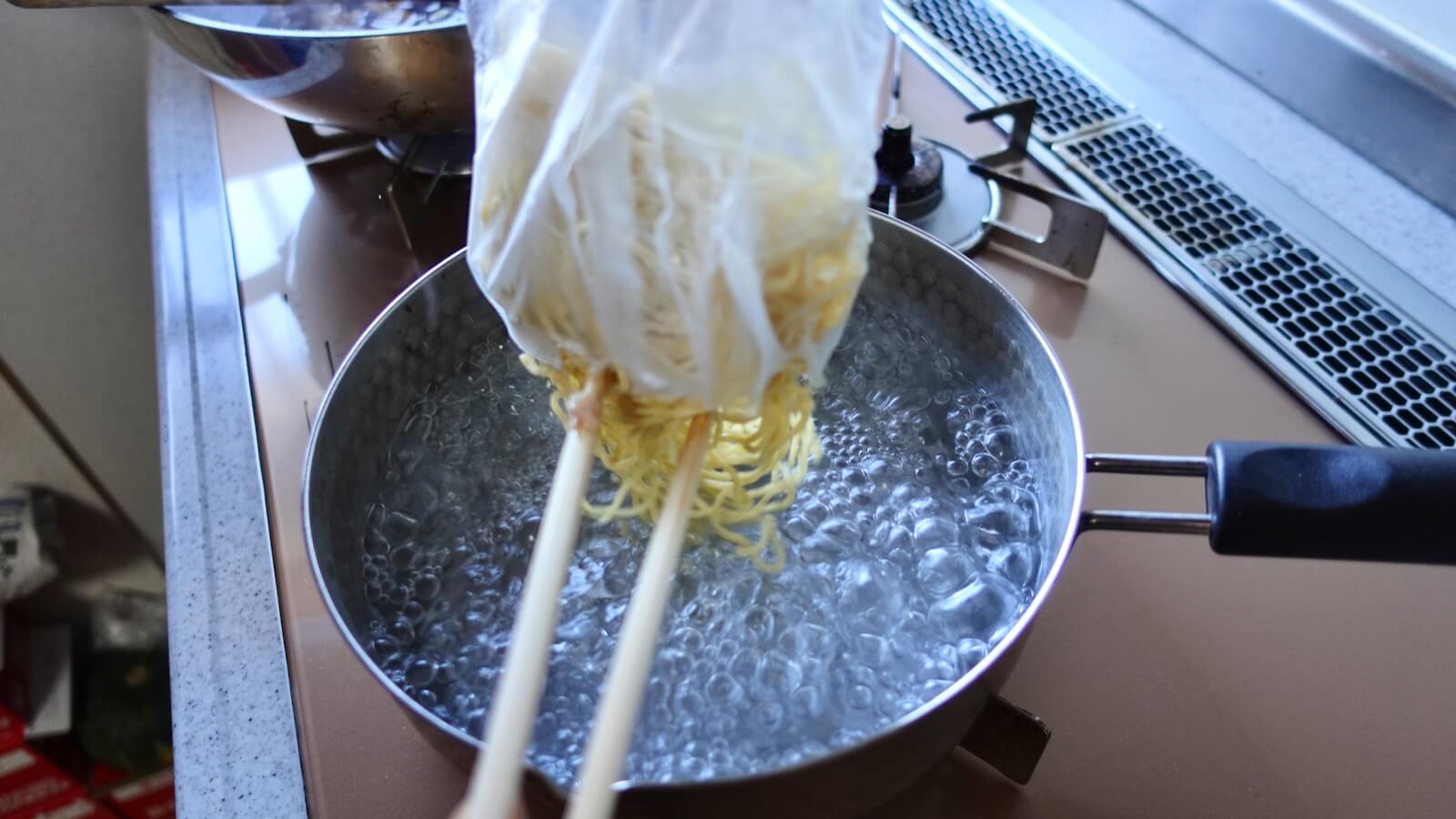 Katsuura Tantan Noodles Ezawa Recipe Put raw noodles in a boiling pot